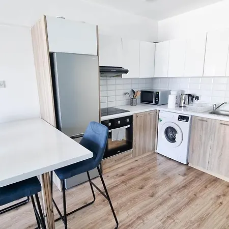Modern Retreat: 2br Stylish With Comfy Rooms! Smart Tv With 200mbps Internet Lägenhet Larnaca