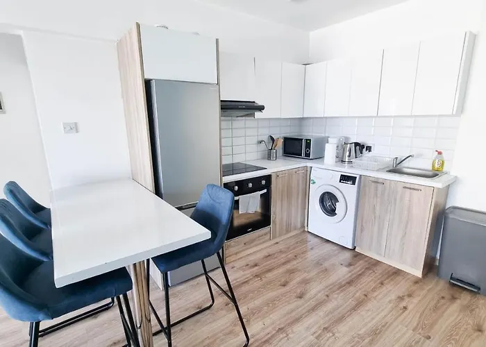 Modern Retreat: 2br Stylish With Comfy Rooms! Smart Tv With 200mbps Internet Διαμέρισμα Λάρνακα