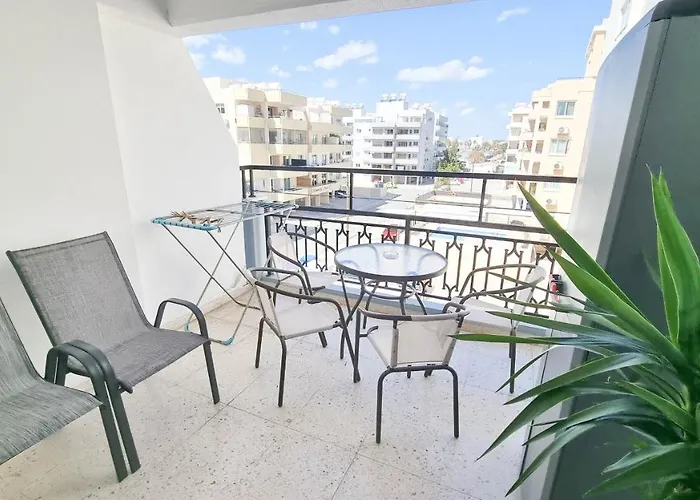 Modern Retreat: 2br Stylish With Comfy Rooms! Smart Tv With 200mbps Internet Apartament Larnaca